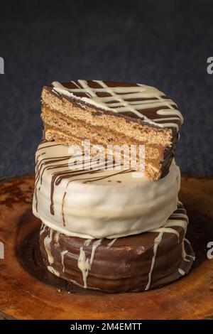 Alfajor tagliato a metà su altri, caramelle tipiche argentine. Foto Stock