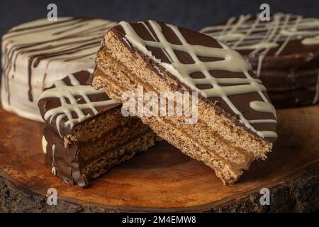 Alfajor tagliato a metà, caramelle tipiche argentine. Foto Stock