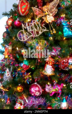 Allegro Natale decorato albero pieno di bella ornamenti Still Life Foto Stock