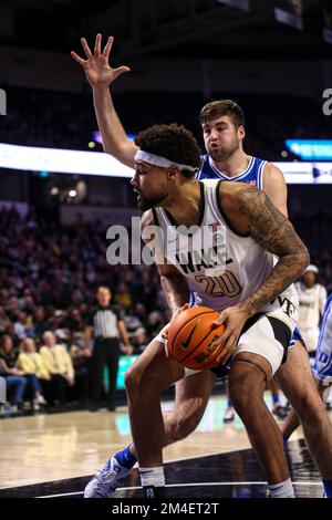 20 dicembre 2022: Wake University junior Davion Bradford (20) sotto il paniere contro Duke. Partita di pallacanestro NCAA tra la Duke University e la Wake Forest University al Lawrence Joel Veterans Memorial Coliseum, Winston Salem. North Carolina, David Beach/CSM Foto Stock