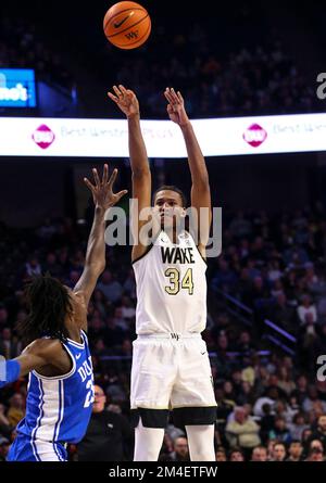 20 dicembre 2022: Il freshman dell'Università di Wake Bobi Klintman (34) spara 3 punti contro Duke. Partita di pallacanestro NCAA tra la Duke University e la Wake Forest University al Lawrence Joel Veterans Memorial Coliseum, Winston Salem. North Carolina, David Beach/CSM Foto Stock