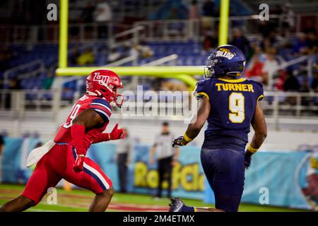 Florida, Stati Uniti. 20th Dec, 2022. Giocatori di calcio universitari durante la partita di calcio Toledo Rockets contro LU Liberty Flames nel Boca Raton Bowl 2022 al FAU Stadium, Boca Raton, Florida, USA. Credit: Yaroslav Sabitov/YES Market Media/Alamy Live News Foto Stock