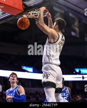 20 dicembre 2022: Il sophomore dell'Università di Wake Matthew Marsh (33) dunks la sfera contro Duke. Partita di pallacanestro NCAA tra la Duke University e la Wake Forest University al Lawrence Joel Veterans Memorial Coliseum, Winston Salem. North Carolina, David Beach/CSM Foto Stock