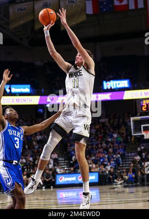 20 dicembre 2022: Il giovane della Wake University Andrew Carr (11) prende un ponticello contro Duke. Partita di pallacanestro NCAA tra la Duke University e la Wake Forest University al Lawrence Joel Veterans Memorial Coliseum, Winston Salem. North Carolina, David Beach/CSM Foto Stock