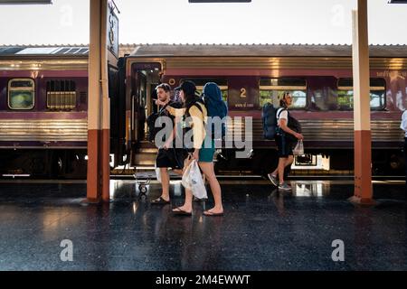 I Backpackers cercano il loro posto prima di salire a bordo alla stazione ferroviaria di Chiang mai. Lo Special Express 14, una popolare linea turistica parte della flotta della ferrovia statale della Thailandia (SRT), effettua il suo viaggio notturno da Chaing mai (CNX) a Bangkok (BKK). Foto Stock