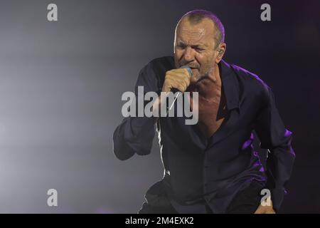 Assago, Italia. 20th Dec, 2022. Biagio Antonacci suona dal vivo sul palco durante il Palco Centrale Tour 2022 al Mediolanum Forum di Assago. (Foto di Fabrizio Carabelli/SOPA Images/Sipa USA) Credit: Sipa USA/Alamy Live News Foto Stock