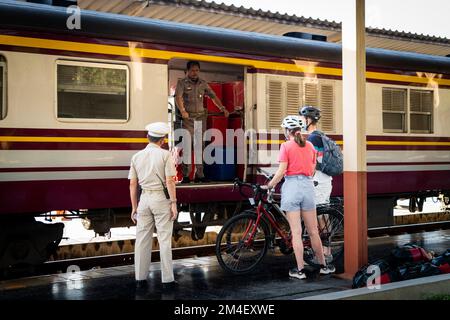 Chaing mai, Bangkok, Thailandia. 21st Dec, 2022. I viaggiatori caricano le loro biciclette nell'auto da carico prima di salire a bordo del treno. Lo Special Express 14, una popolare linea turistica parte della flotta di state Railway of Thailand (SRT), effettua il suo viaggio notturno da Chaing mai (CNX) a Bangkok (Credit Image: © Matt Hunt/ZUMA Press Wire) Foto Stock