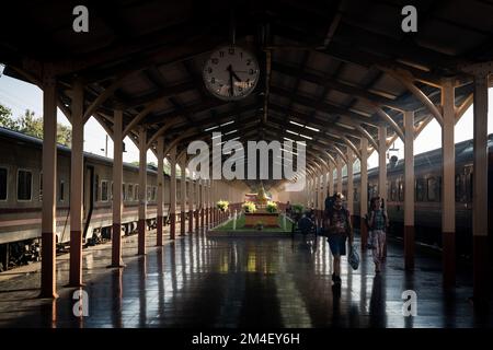 Chaing mai, Bangkok, Thailandia. 21st Dec, 2022. I Backpackers cercano il loro posto prima di salire a bordo alla stazione ferroviaria di Chiang mai. Lo Special Express 14, una popolare linea turistica parte della flotta di state Railway of Thailand (SRT), effettua il suo viaggio notturno da Chaing mai (CNX) a Bangkok (Credit Image: © Matt Hunt/ZUMA Press Wire) Foto Stock