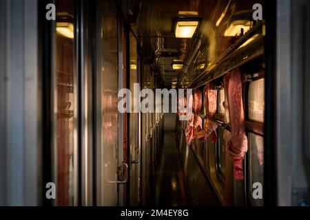 Chaing mai, Bangkok, Thailandia. 21st Dec, 2022. La cabina di prima classe dello Special Express 14 è visibile durante l'ora d'oro. I Backpackers cercano il loro posto prima di salire a bordo alla stazione ferroviaria di Chiang mai. Lo Special Express 14, una popolare linea turistica parte della flotta di state Railway of Thailand (SRT), effettua il suo viaggio notturno da Chaing mai (CNX) a Bangkok (Credit Image: © Matt Hunt/ZUMA Press Wire) Foto Stock