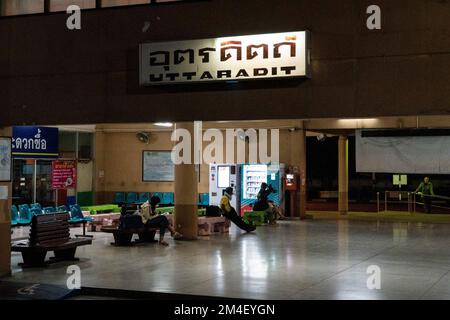 Chaing mai, Bangkok, Thailandia. 21st Dec, 2022. I viaggiatori sono visti in attesa sul binario alla stazione ferroviaria di Uttaradit. Speciale Express 14 nel cuore della notte. Lo Special Express 14, una popolare linea turistica parte della flotta di state Railway of Thailand (SRT), effettua il suo viaggio notturno da Chaing mai (CNX) a Bangkok (Credit Image: © Matt Hunt/ZUMA Press Wire) Foto Stock