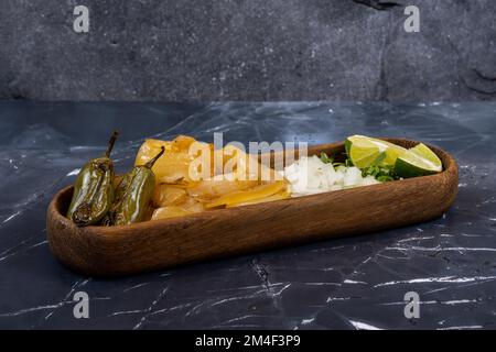 torta de res, piatto tipico messicano, di jalisco con pane salato, peperoncino e cipolla arrosto Foto Stock