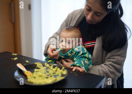 Pappe per bambini con cucchiai di svezzamento su sfondo giallo Foto stock -  Alamy