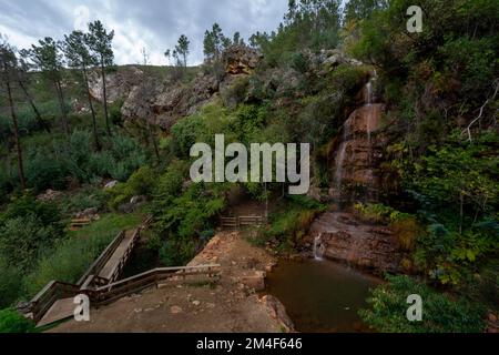 Cascata da Fraga D'alta cascata e passerella a Orvalho, Portogallo, Europa Foto Stock