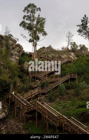 Passerella in legno vicino alla cascata da Fraga D'alta a Orvalho, Portogallo, Europa Foto Stock