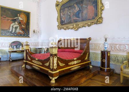 Lussuosa camera da letto antica con letto in legno intagliato ornato presso il Palazzo di Mafra o Convento reale di Mafra, Mafra, Portogallo, Europa Foto Stock