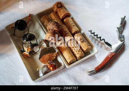 Cavatappi con tappi di vino visti dall'alto Foto Stock