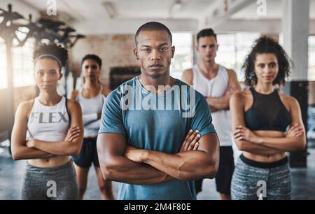 Nel fitness, la determinazione è tutto. Ritratto di un gruppo di giovani sicuri che lavorano insieme in palestra. Foto Stock