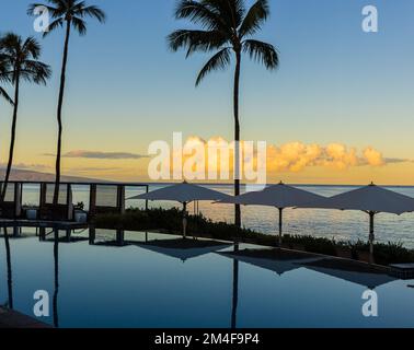 Riflessioni del tramonto sulla piscina Infinity accanto alla Shoreline, Wailea Beach , Wailea, Maui, Hawaii, STATI UNITI Foto Stock