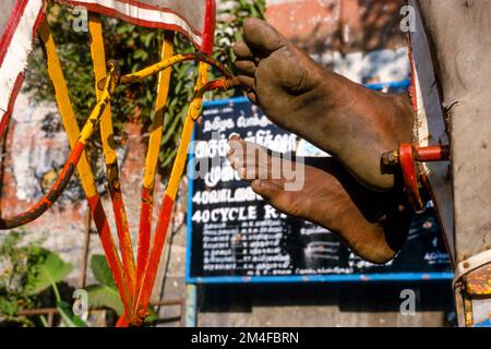 Bicicletta-rikshaw-conducente che riposa nelle strade di Madurai. Madurai Tamil Nadu India Asia Foto Stock