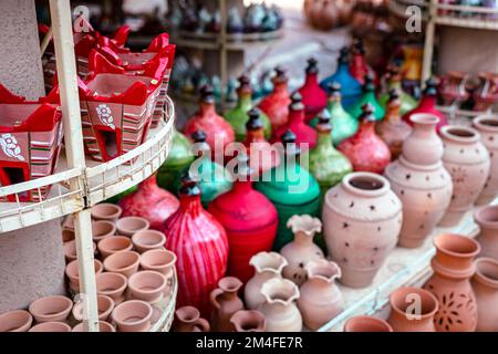 Souvenir omani. Ceramiche fatte a mano nel mercato di Nizwa. Vasi di argilla al Bazaar arabo tradizionale rurale, Oman. Penisola arabica. Foto Stock