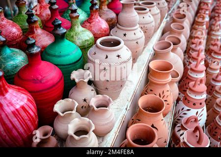 Souvenir omani. Ceramiche fatte a mano nel mercato di Nizwa. Vasi di argilla al Bazaar arabo tradizionale rurale, Oman. Penisola arabica. Foto Stock