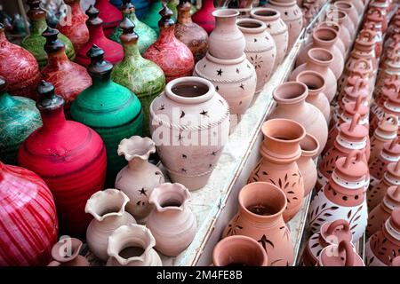 Souvenir omani. Ceramiche fatte a mano nel mercato di Nizwa. Vasi di argilla al Bazaar arabo tradizionale rurale, Oman. Penisola arabica. Foto Stock