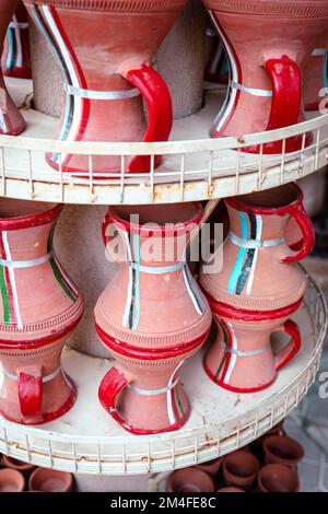 Souvenir omani. Ceramiche fatte a mano nel mercato di Nizwa. Vasi di argilla al Bazaar arabo tradizionale rurale, Oman. Penisola arabica. Foto Stock