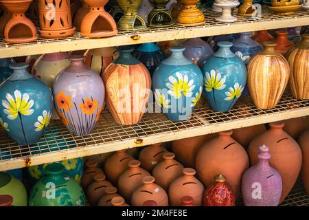 Souvenir omani. Ceramiche fatte a mano nel mercato di Nizwa. Vasi di argilla al Bazaar arabo tradizionale rurale, Oman. Penisola arabica. Foto Stock