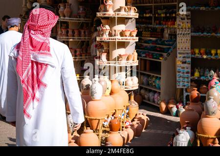 Souvenir omani. Ceramiche fatte a mano nel mercato di Nizwa. Vasi di argilla al Bazaar arabo tradizionale rurale, Oman. Penisola arabica. Foto Stock