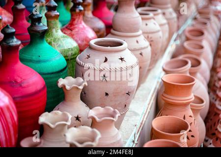 Souvenir omani. Ceramiche fatte a mano nel mercato di Nizwa. Vasi di argilla al Bazaar arabo tradizionale rurale, Oman. Penisola arabica. Foto Stock