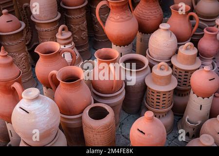 Souvenir omani. Ceramiche fatte a mano nel mercato di Nizwa. Vasi di argilla al Bazaar arabo tradizionale rurale, Oman. Penisola arabica. Foto Stock