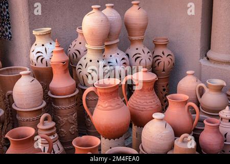 Souvenir omani. Ceramiche fatte a mano nel mercato di Nizwa. Vasi di argilla al Bazaar arabo tradizionale rurale, Oman. Penisola arabica. Foto Stock