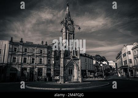 Un'immagine drammatica e allegra della Torre dell'Orologio di Torquay, Torbay, Regno Unito Foto Stock