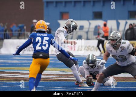 NCAA Football 20 2022 Potato Bowl: Eastern Michigan Place kicker Jesus Gomez (35) in azione durante la partita con il Michigan orientale e San Jose state tenuto all'Albertsons Stadium a Boise Id. David Seelig/Cal Sport medi Foto Stock