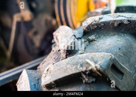 Battistrada in gomma volumetrico su un primo piano delle ruote del trattore. Battistrada di fango per una maggiore flottazione sulle macchine agricole Foto Stock