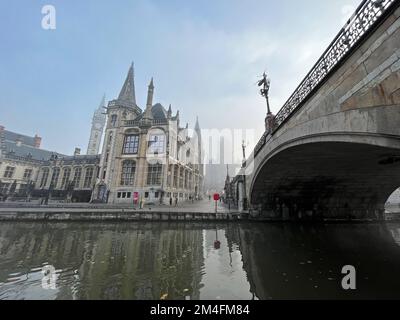 Vista panoramica della città di Gand (Belgio) con ponte e canale nella nebbia mattutina Foto Stock