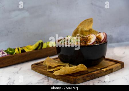 piatto di carne messicano con avocado e limone, carne nel suo succo tipico cibo messicano Foto Stock
