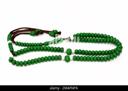 Rosario islamico di colore verde con 99 perle di rosario che i musulmani lo usano per lodare Allah usando frasi per menzionare Dio come lode e gloria a. Foto Stock