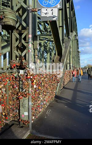 "Love Locks", lucchetti fissati da coppie al Ponte Hohenzollern, che poi gettano la chiave nel fiume Reno sottostante. Colonia, Germania Foto Stock