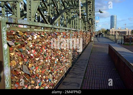 "Love Locks", lucchetti fissati da coppie al Ponte Hohenzollern, che poi gettano la chiave nel fiume Reno sottostante. Colonia, Germania Foto Stock