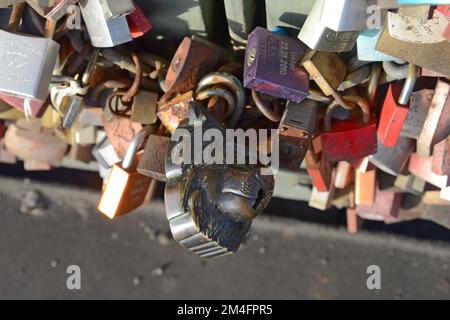 "Love Locks", lucchetti fissati da coppie al Ponte Hohenzollern, che poi gettano la chiave nel fiume Reno sottostante. Colonia, Germania Foto Stock