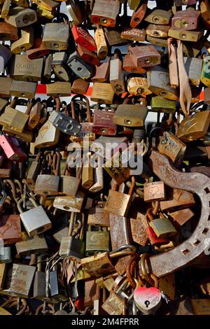 "Love Locks", lucchetti fissati da coppie al Ponte Hohenzollern, che poi gettano la chiave nel fiume Reno sottostante. Colonia, Germania Foto Stock