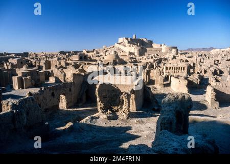 L'Arg-é Bam Bam "cittadella", elencati dall UNESCO come parte del Patrimonio Mondiale, ha completamente distrutto dal terremoto nel 2003. Foto Stock