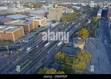 Una vista aerea della stazione Köln Messe/Deutz di Colonia un'importante stazione ferroviaria della Deutsche Bahn, vicino agli uffici del Gruppe di Zurigo, Germania, novembre 2022 Foto Stock