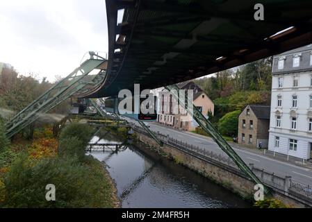 L'insolito treno sospeso monorotaia, conosciuto come la Schweebahn, a Wuppertal, Germania occidentale Foto Stock