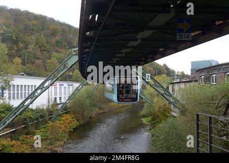 L'insolito treno sospeso monorotaia, conosciuto come la Schweebahn, a Wuppertal, Germania occidentale Foto Stock