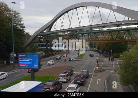 L'insolito treno sospeso monorotaia, conosciuto come la Schweebahn, a Wuppertal, Germania occidentale Foto Stock