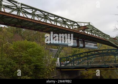 L'insolito treno sospeso monorotaia, conosciuto come la Schweebahn, a Wuppertal, Germania occidentale Foto Stock