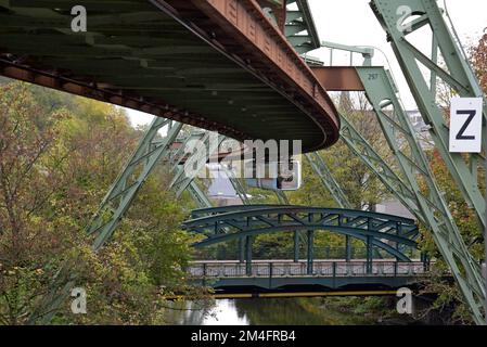 L'insolito treno sospeso monorotaia, conosciuto come la Schweebahn, a Wuppertal, Germania occidentale Foto Stock