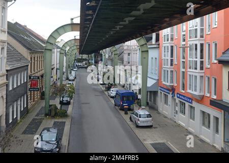 L'insolito treno sospeso monorotaia, conosciuto come la Schweebahn, a Wuppertal, Germania occidentale Foto Stock